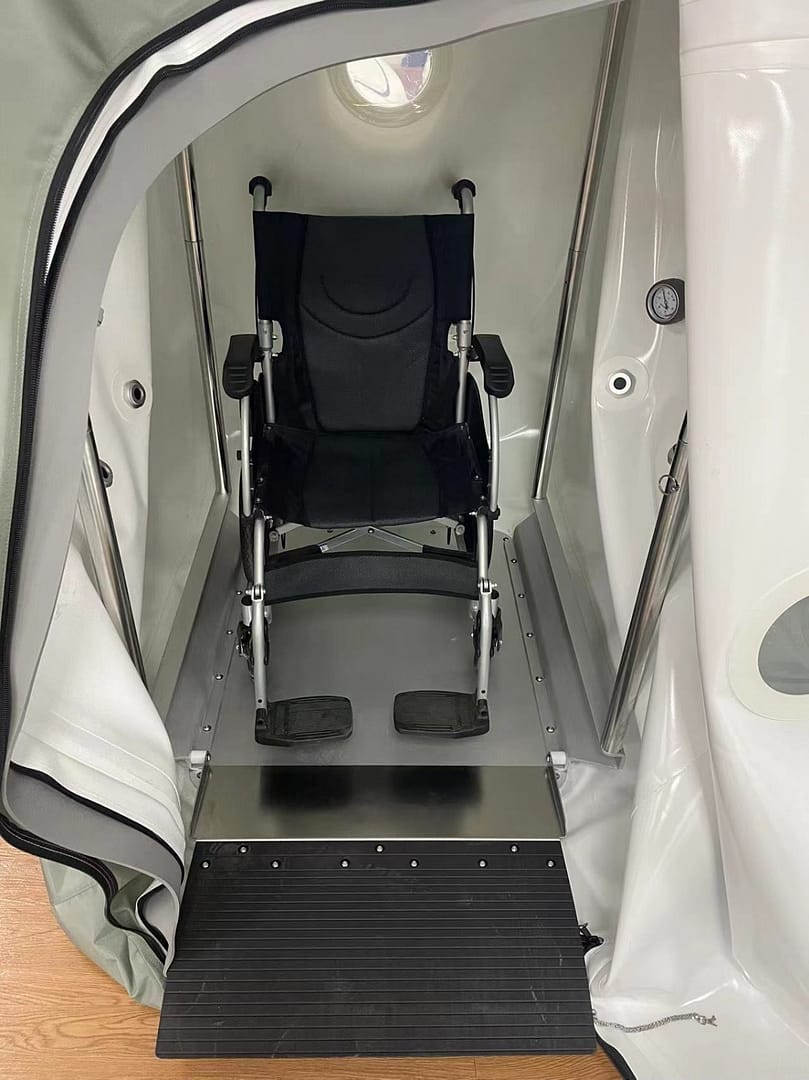 No transfer wheelchair accessible hyperbaric oxygen chamber